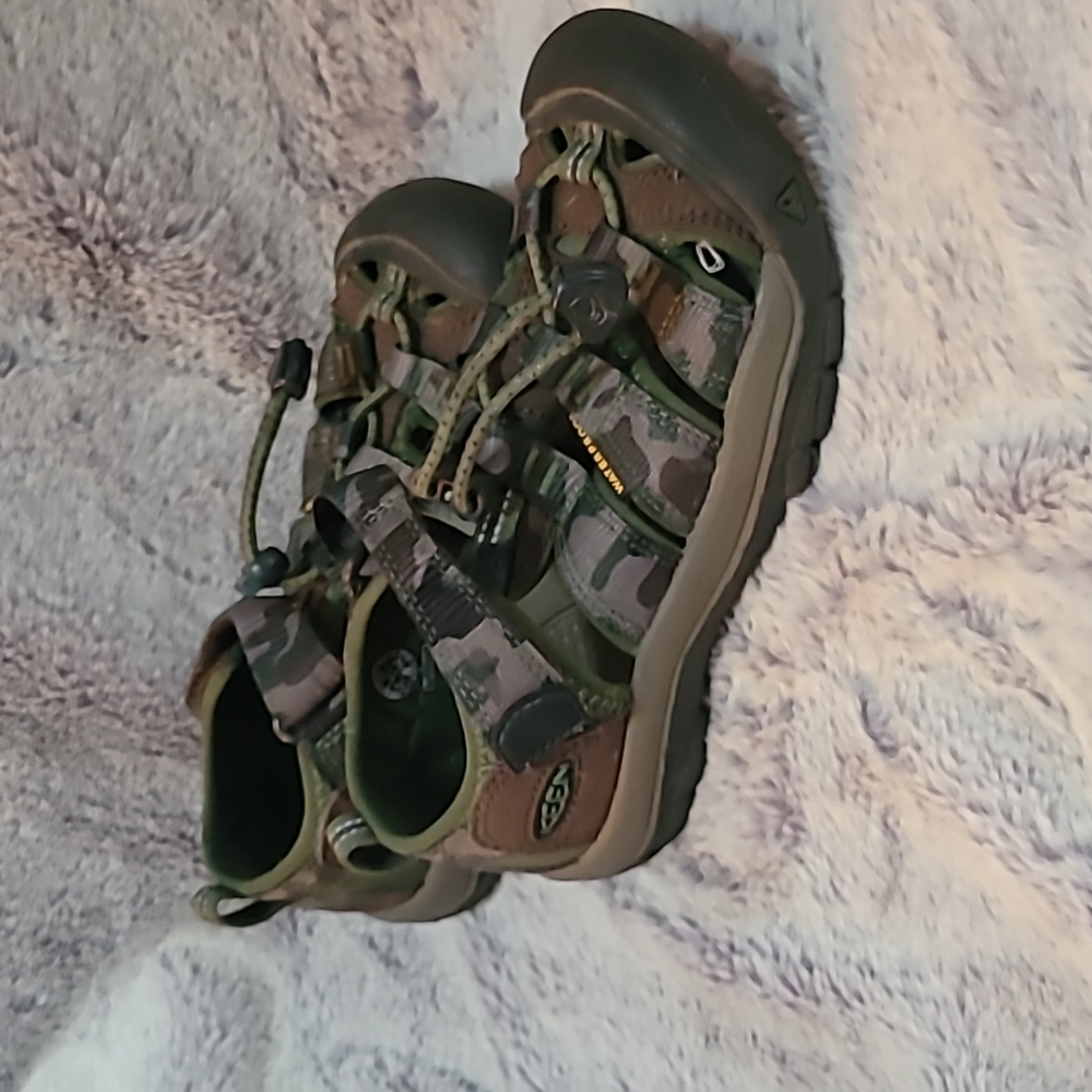 Camo Keen 13 youth sandal